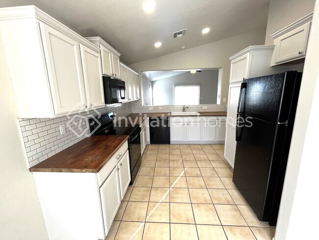 Building Photo - 11574 W Fooks Dr