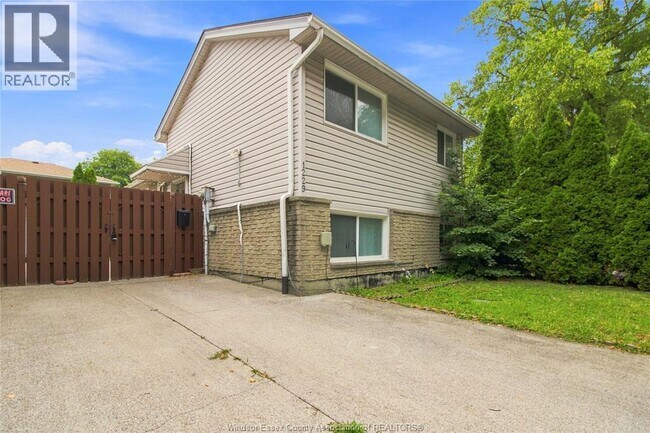 Photo du bâtiment - 1229 Arncliffe Pl