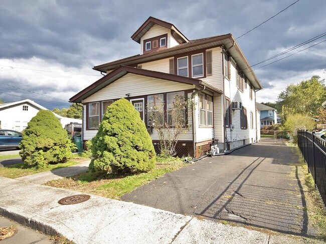 Building Photo - 32 S Brett St