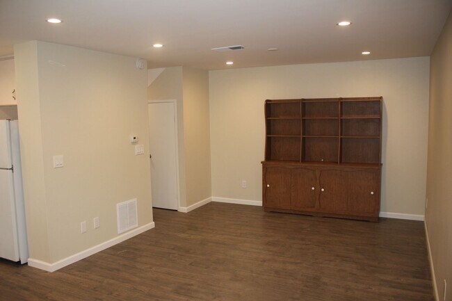 Foto del edificio - Spacious 4-Bed Townhome in the Heart of Cl...