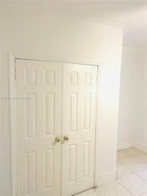 Building Photo - 613 Sharar Ave
