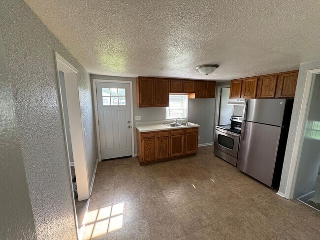 Building Photo - Great Location smaller 2 bedroom house wit...