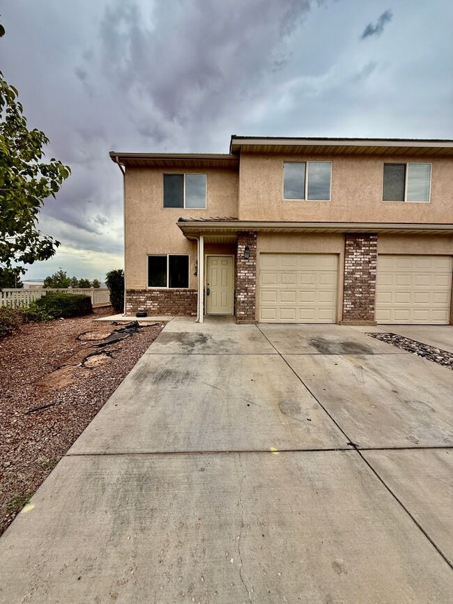 Building Photo - 3 Bedroom Townhome