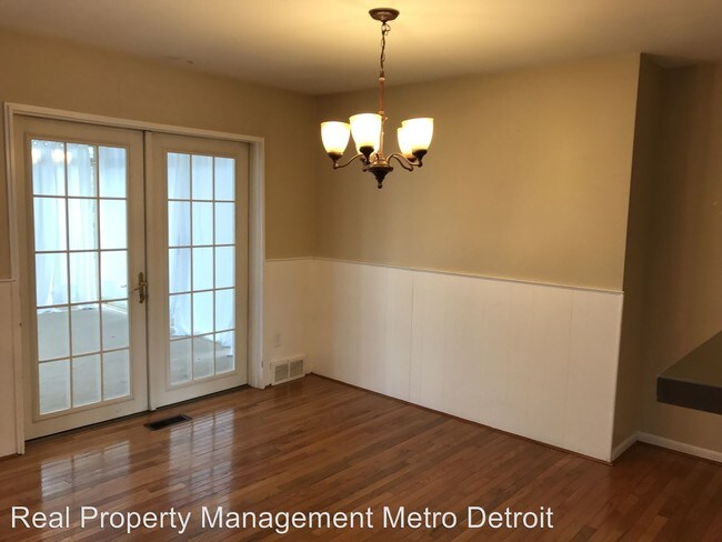 Building Photo - 30926 Roycroft St