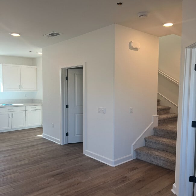 Building Photo - 2115 Reed Dr