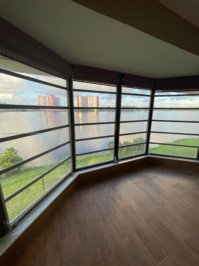 Foto del edificio - 1302 NE 191st St