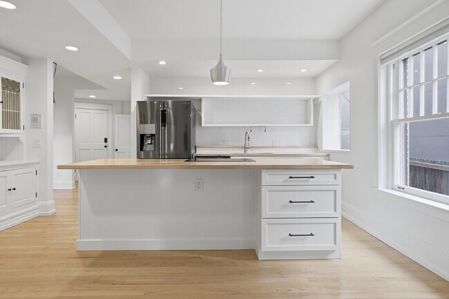 Foto del edificio - $2,295.00, 2-bed, 2-bath, located in Denver with beautiful upgrades.