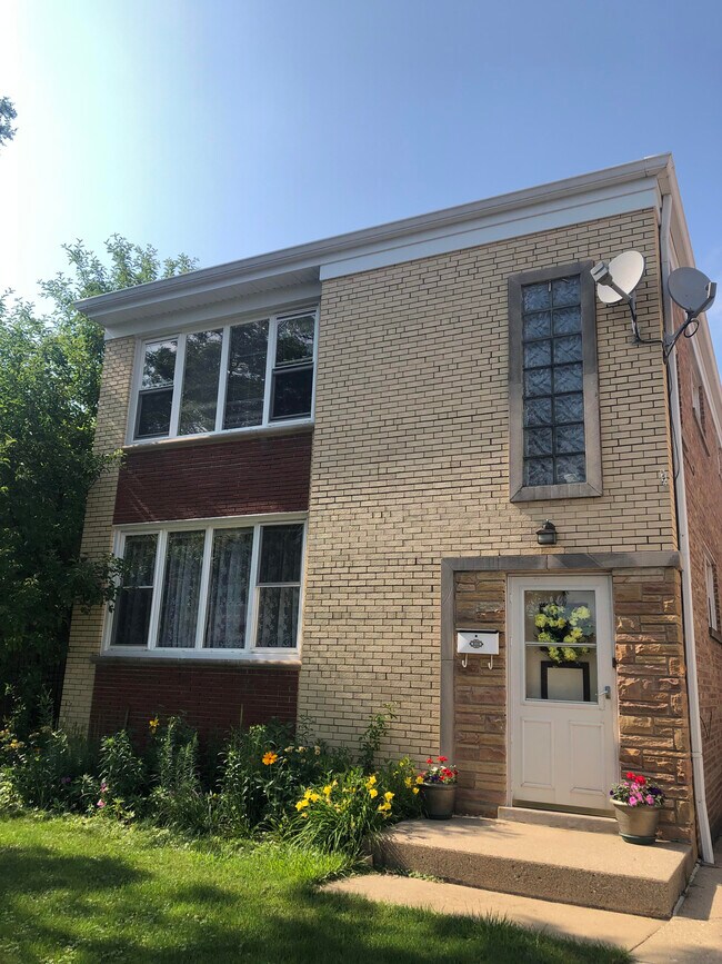 Building Photo - 6112 W Montrose Ave