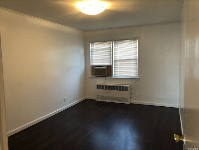Building Photo - 5-39-39 117th St