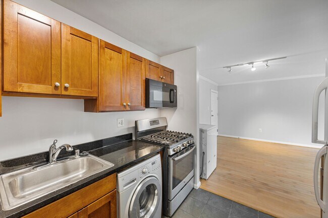 Building Photo - Newly Renovated Two Bedroom Condo! Parking!