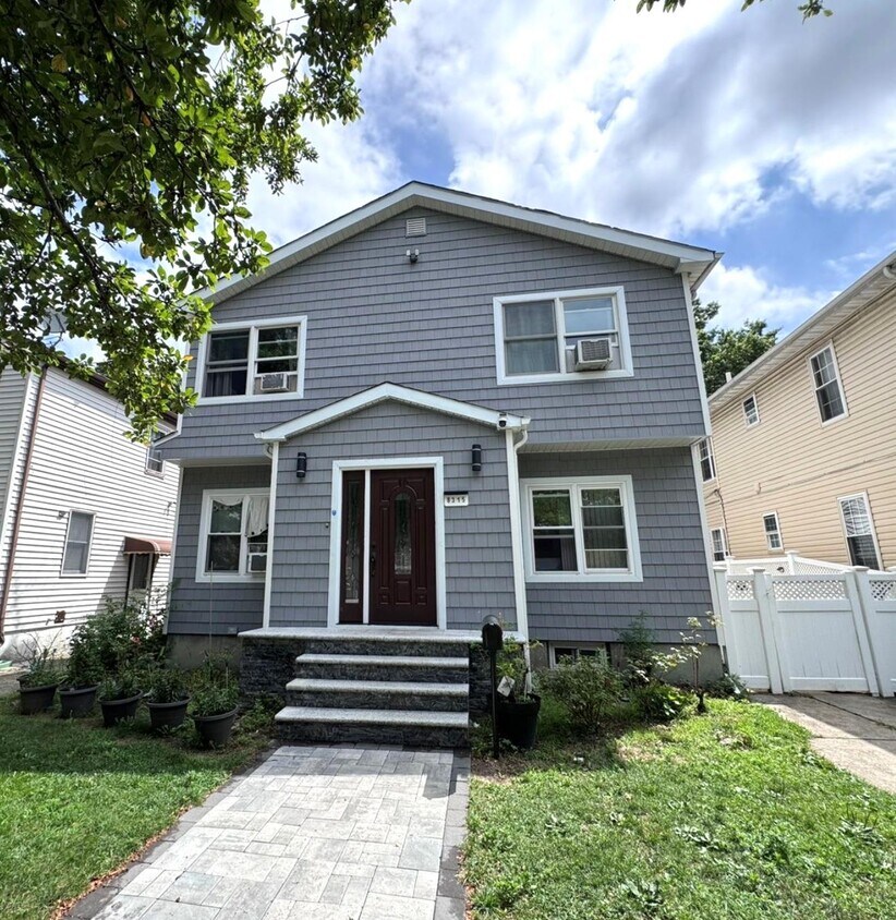 Foto principal - 83-15 243rd St