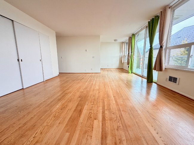 Photo - 2012 Thorndyke Ave W Apartment