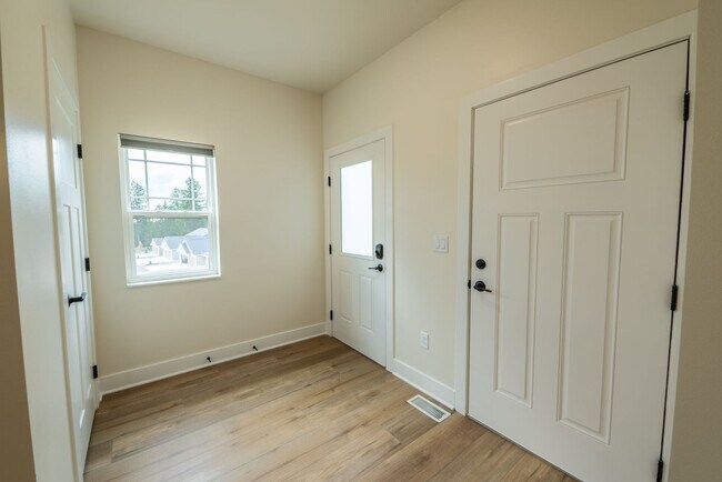 Building Photo - 3 Bed / 2.5 Bath Townhome End Unit w/Deck,...