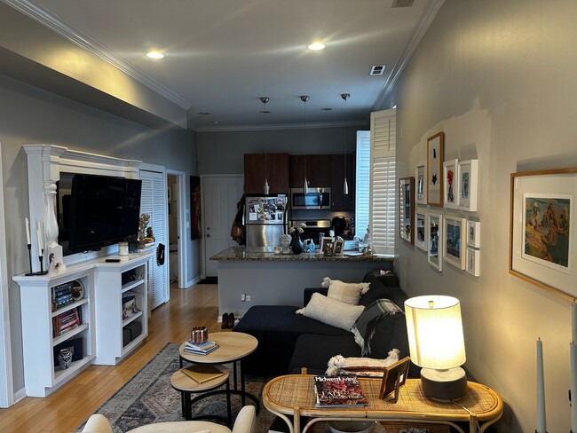 Foto del edificio - Sunny Top Floor 2 Bed, 1 Bath Wicker Park ...