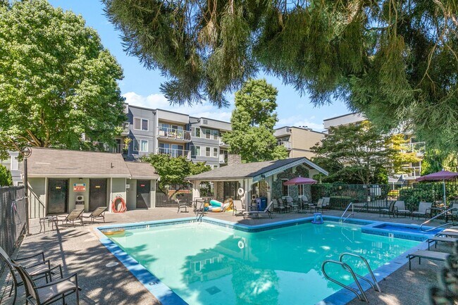 Foto del edificio - Bright Beacon Hill Condo in Secure Gated C...
