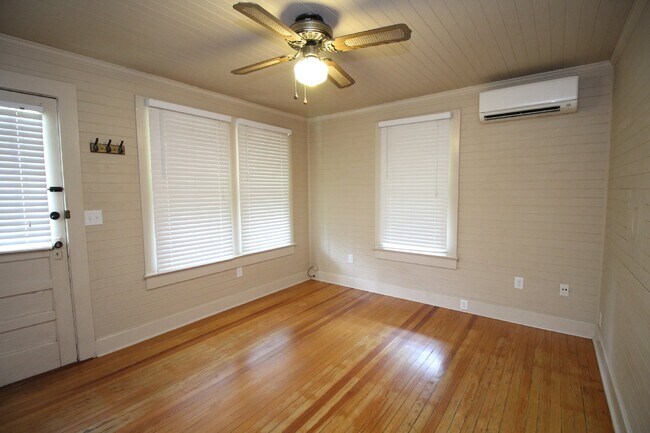 Building Photo - Charming 2BR Bungalow Near Downtown, Beach...