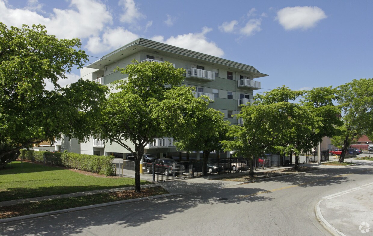 Foto del edificio - 250 W 74th Pl
