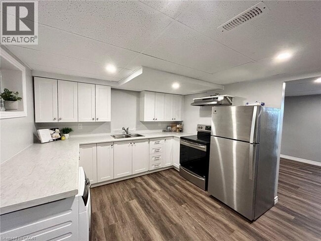 Building Photo - 4 Fernwood Pl