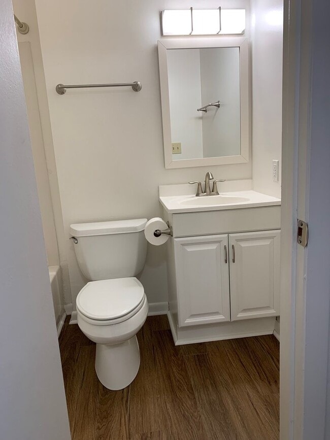 Building Photo - 2 Bedroom 1.5 Bath Townhouse
