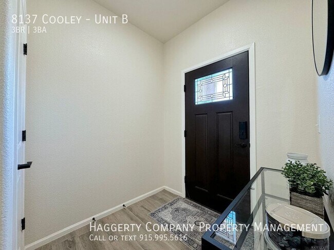 Building Photo - 3 Bed/2.5 Bath Townhome with Refrig A/C!