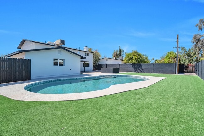 Foto del edificio - Huge 2 Story Home in Prime ASU neighborhood