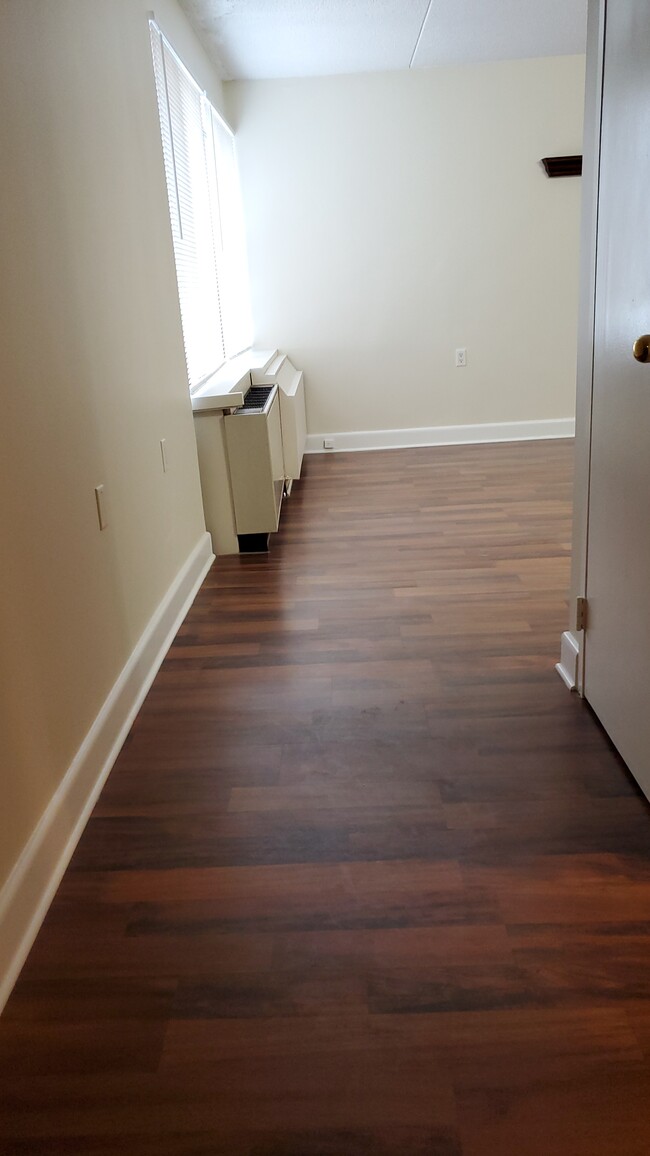 Into Living Room - 60 Strawberry Hill Ave