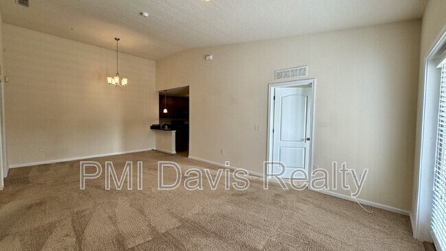 Foto del edificio - 208 Larkin Pl