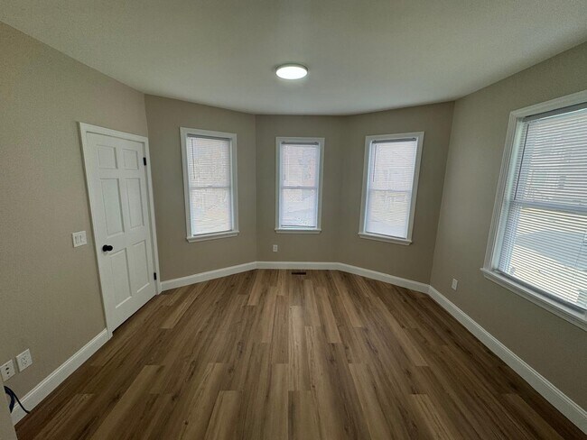 Building Photo - 33 Linwood Ave