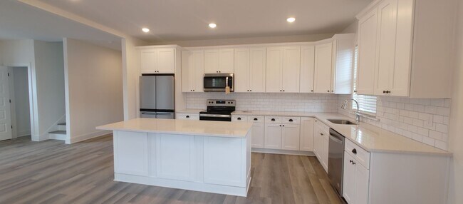 Foto del edificio - 5-bedroom home with 3 car garage and fully...
