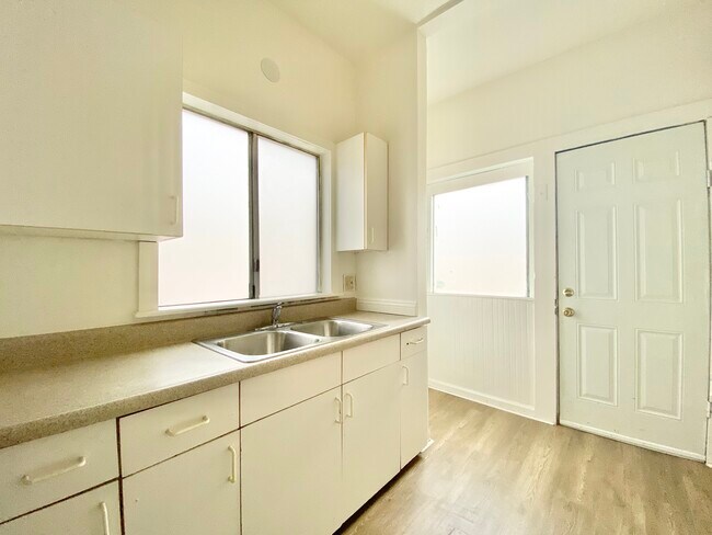 Foto del edificio - 543 W 16th St