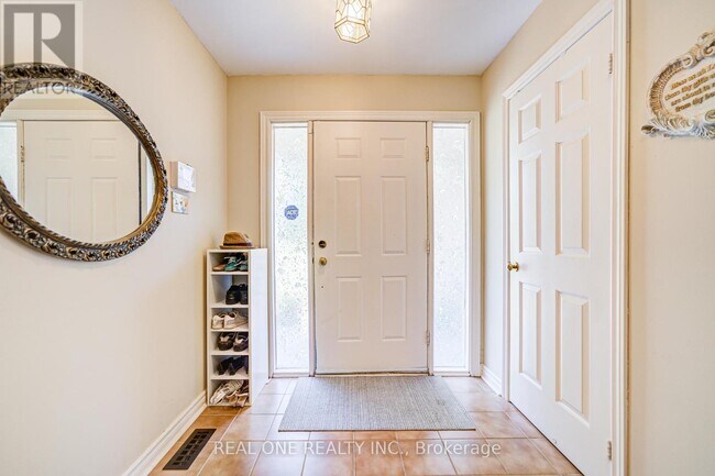 Building Photo - 520 Blenheim Cres