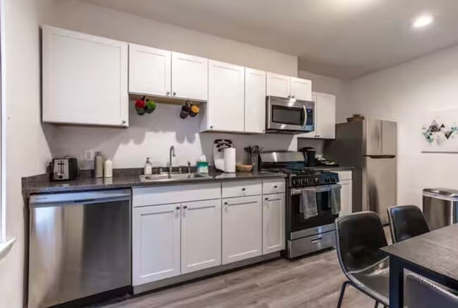 Foto del edificio - Renovated 3BR in South Side Flats | 100 Walk Score | In-Unit Laundry
