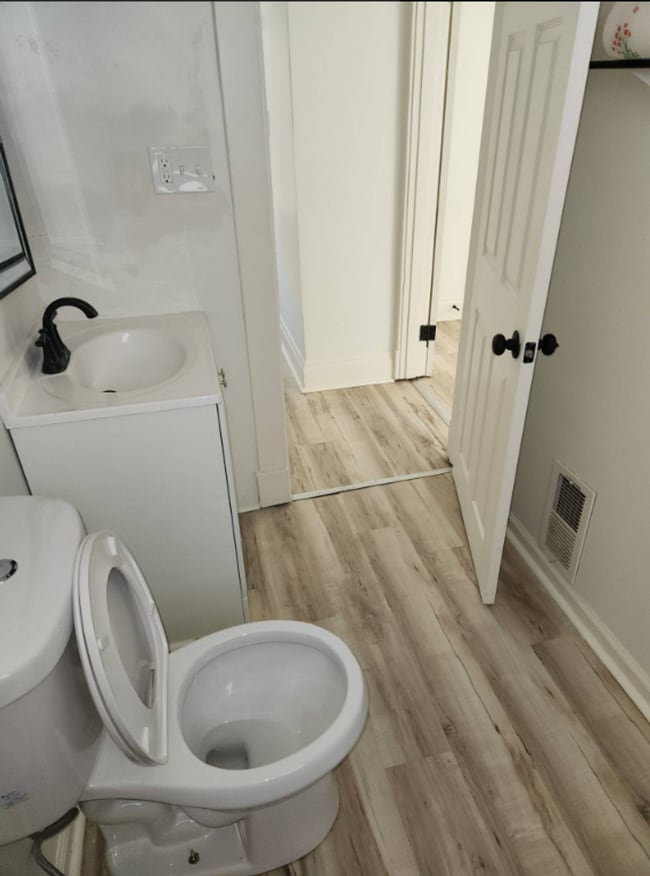 Foto del edificio - 3 bedroom 2 bath with Garage