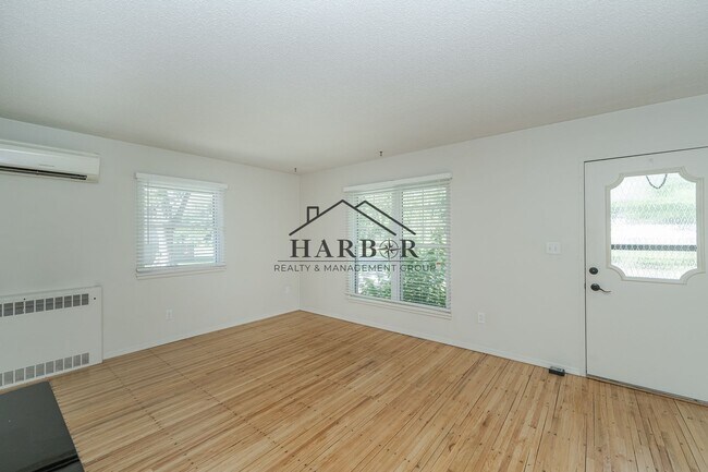 Building Photo - 10th Avenue SE Duplex