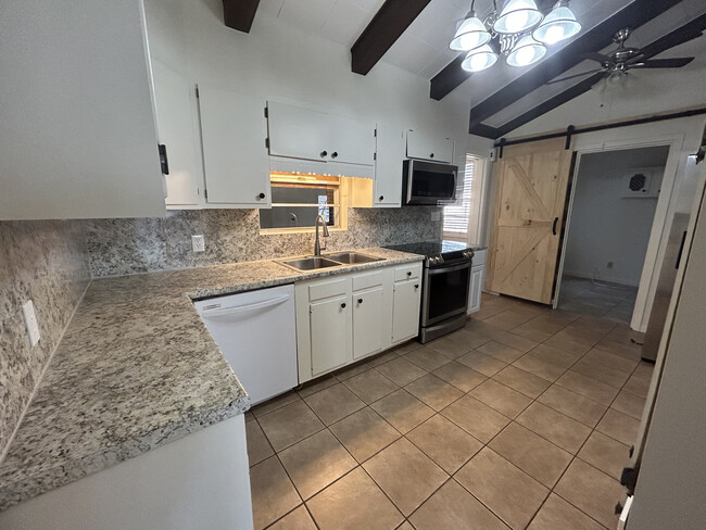 Kitchen - 1906 Belaire Dr