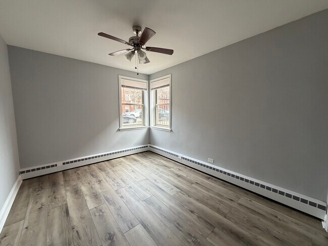 Foto del edificio - 2417 W Farragut Ave