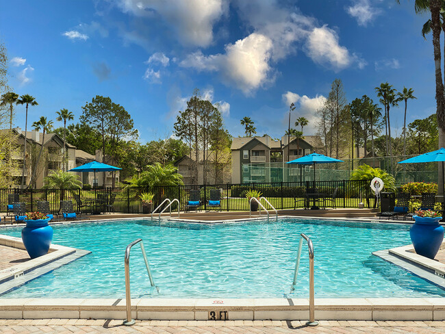 Piscina del complejo con terraza y parrillas a gas - WillowBrooke Apartments