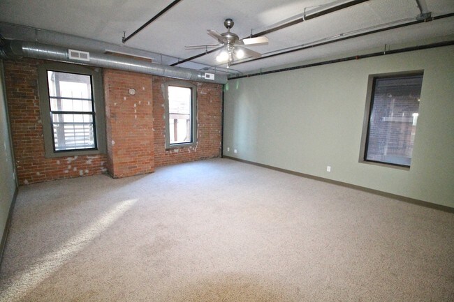 Building Photo - 208 W 4th St