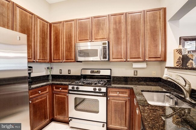 Building Photo - 4950 Brenman Park Dr