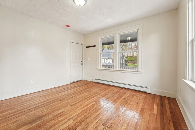 Building Photo - 154 Easton Ave