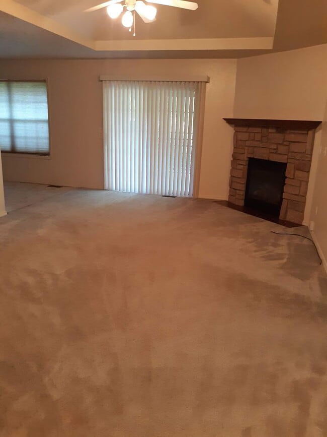 Building Photo - Executive Rental - Charming 3-bedroom 2 bath 2 car garage-available to view now