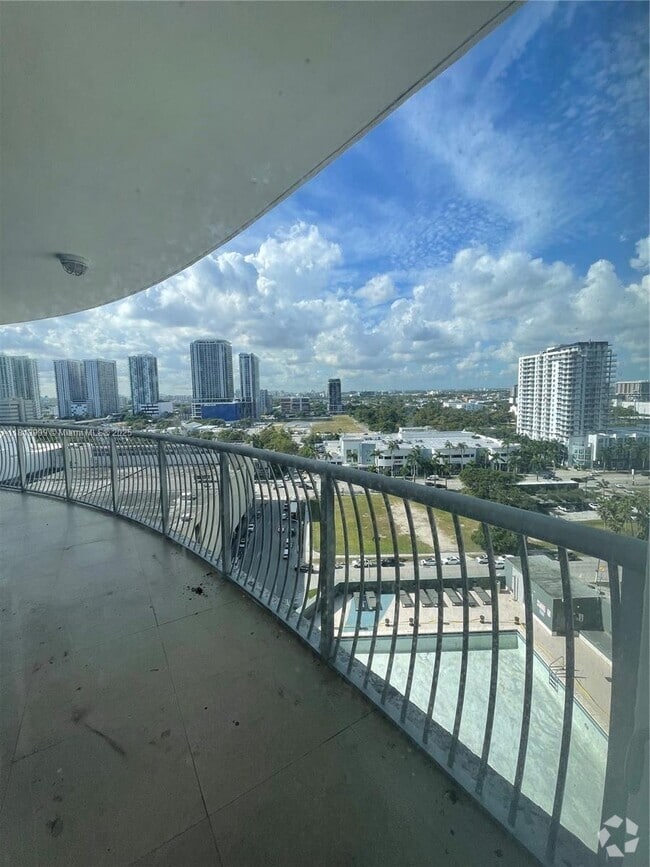 Building Photo - 1750 N Bayshore Dr