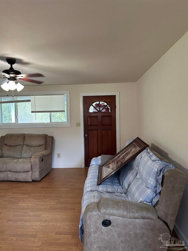 Foto del edificio - 1052 Well Line Rd