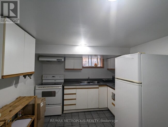 Building Photo - 45 Brenda Crescent