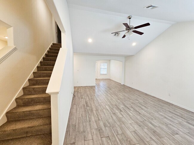 Building Photo - Beautiful 3 Bed/2.5 Bath Townhome in Chaff...