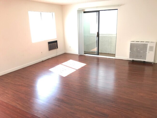 Building Photo - 346 S Wilton Pl