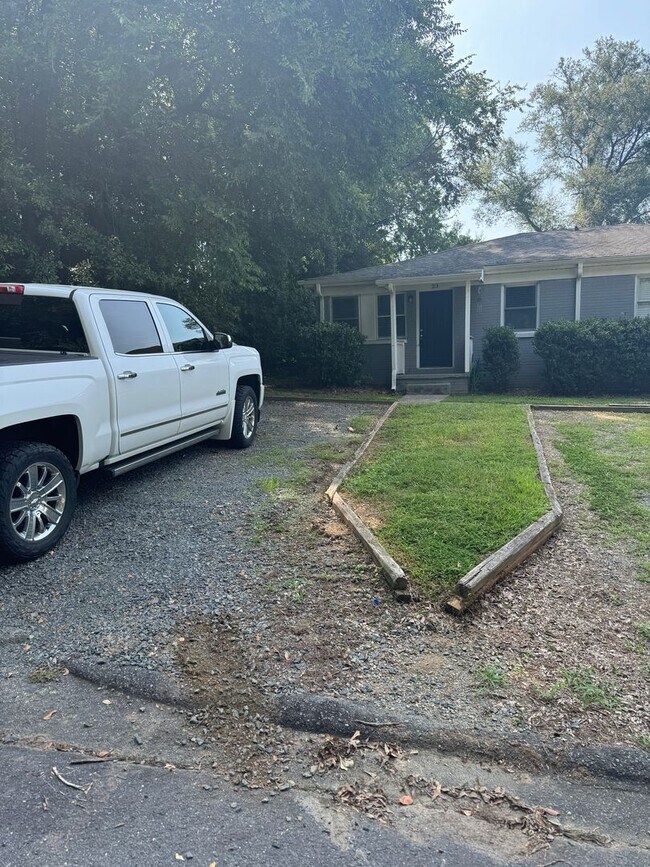 Building Photo - 2Bed/1Ba Duplex close to Downtown Concord ...