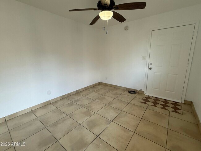 Foto del edificio - 1551 E Christy Dr