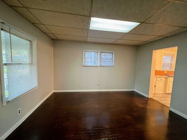 Foto del edificio - 510 Norman Ave - Spacious 2 Bedroom - 1 Ba...