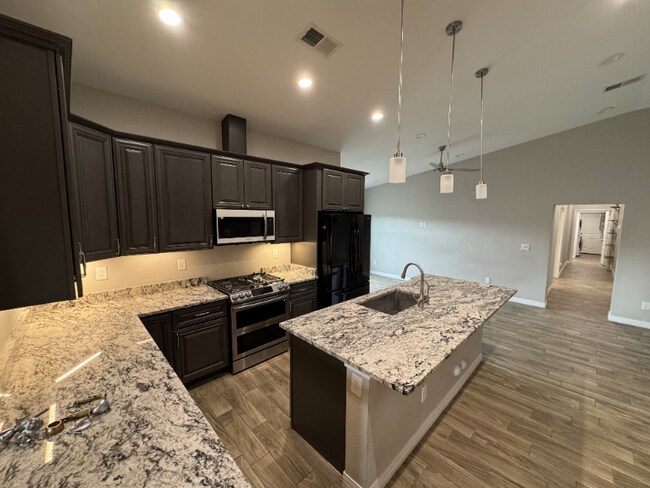 Foto del edificio - 1558 W 5th St